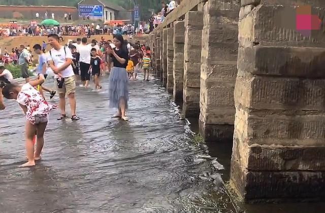 洪水泛滥|洪水泛滥，社旗连降大雨，网红桥被洪水冲垮