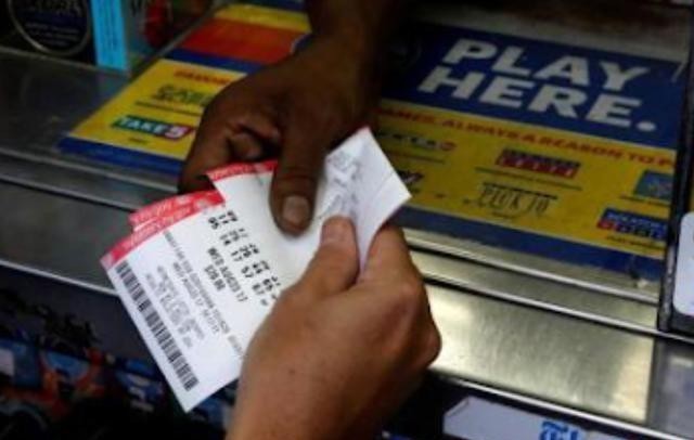 格洛弗|两焊工合伙买彩票中2800万立马平分，领奖时放弃1000多万