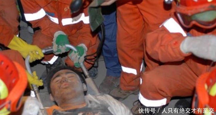  救援人员|当初汶川地震，那个想喝冰可乐的男孩，后因重伤截肢，过得如何