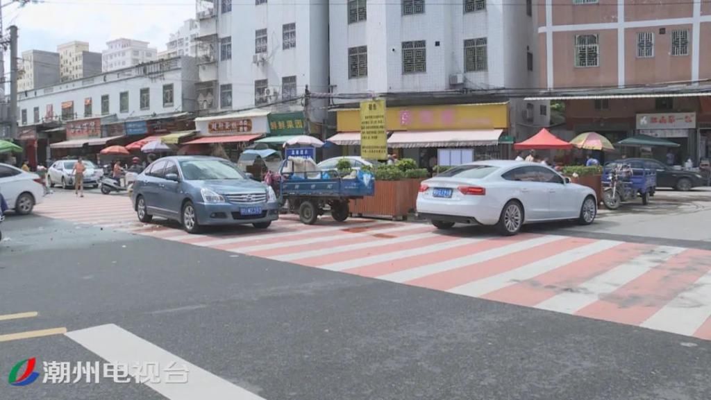 路段|潮州福安路段道路中间停放着近10辆私家车，把路面当成了自己的停车场