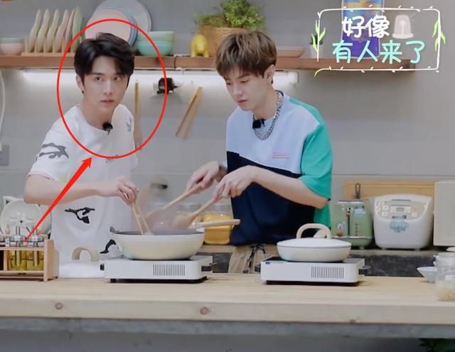  关注|张新成假装不认识谭松韵，我却关注谭松韵的举动，关系好坏很显然