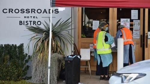 防控|法媒：严格执行新冠防控禁足令 两男子在车内玩梦可宝收到罚单