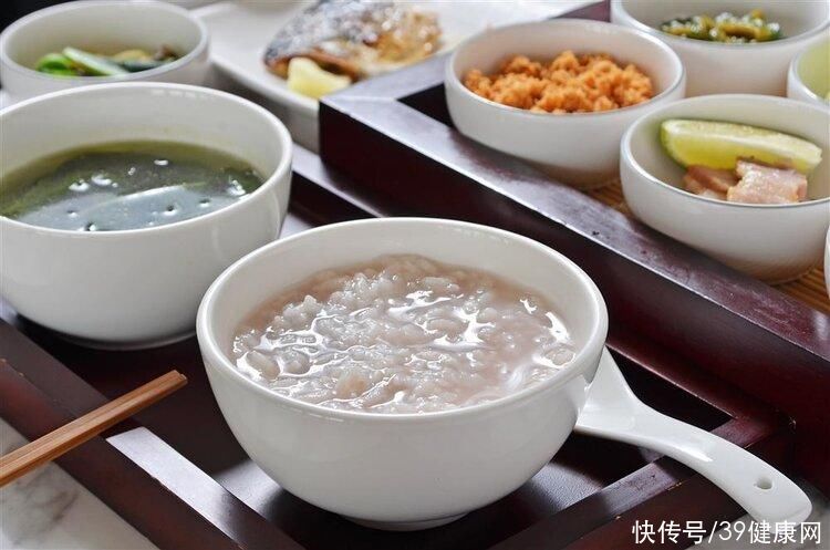 为什么很多专家都不建议早餐喝粥(喝粥养生流传千年，为什么专家不建议早餐吃“粥”？粥不养生吗？)