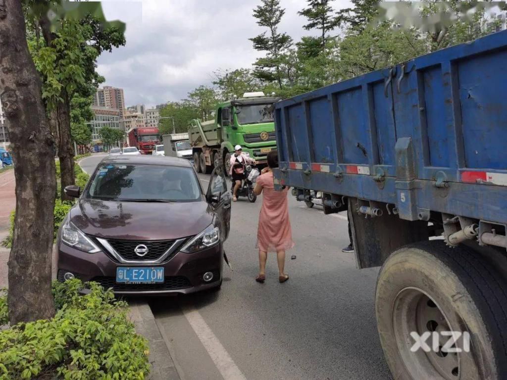  中信|水口中信大桥段事故：日产轩逸被货车撞上了绿化带！