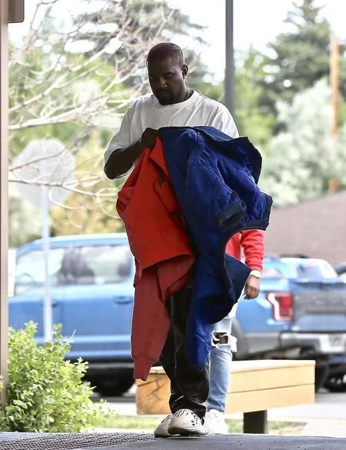  道歉|金卡戴珊不回应侃爷道歉，却点赞网友贴文，态度耐人寻味