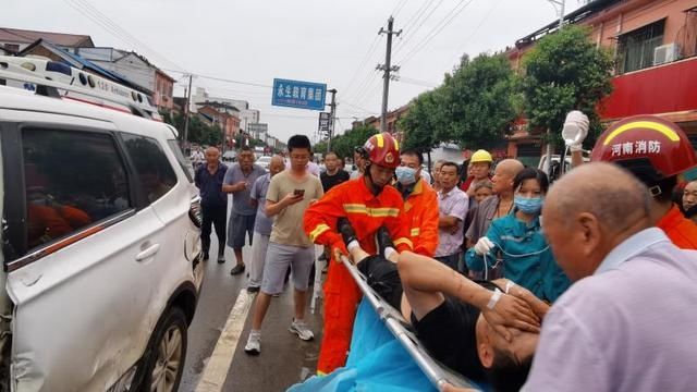  现场医护人|凌晨发生车祸2人被困受伤 消防20分钟快速救出
