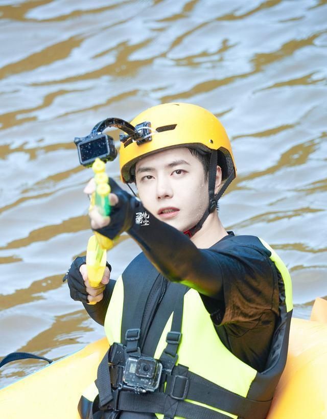  风景|王一博玩水，一个人玩出两种风景