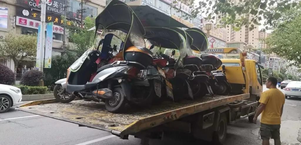 交警|六枝交警整治城区乱停乱放