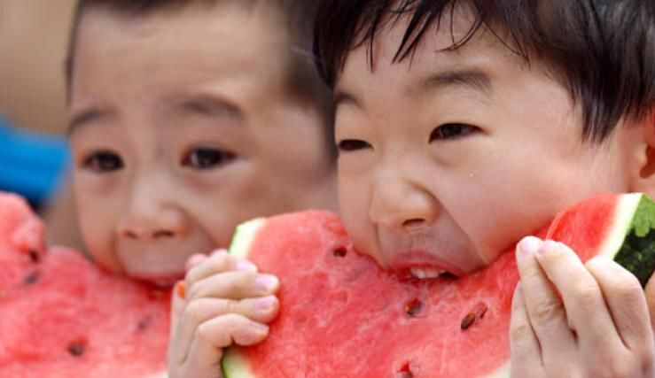  完美|?不同国家的人吃西瓜，中国粗暴，迪拜完美，日本的吃法让人心疼