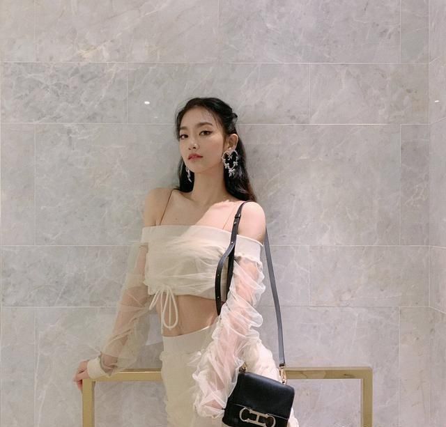  会显得比较|曾可妮女团造型不要太好看，少女心首饰迷人亮眼，减龄穿搭学起来
