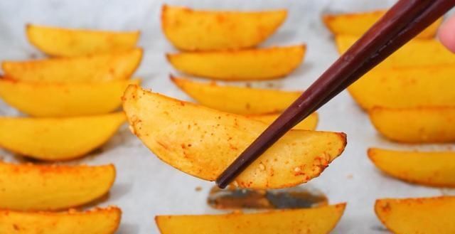 做法|土豆的做法有很多种，不仅可以炸着吃，还能做芝麻烤薯角