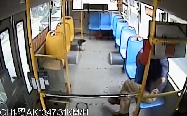  车窗|过分！男子捶打开车中的司机16次，还砸碎车窗