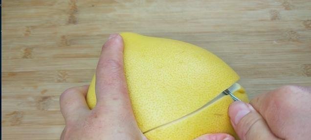  干干净净|柚子学会这样剥，招待客人备用面，拿着方便吃着干净，太有创意了