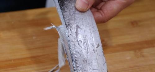  喝啤酒|夏天喝啤酒，试试这道香烤带鱼，鱼肉鲜嫩，比红烧带鱼做法简单