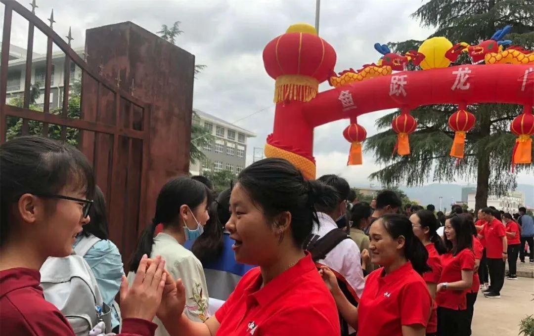  考生|图集丨云南高考首日直击：每一张安静的考桌都来之不易