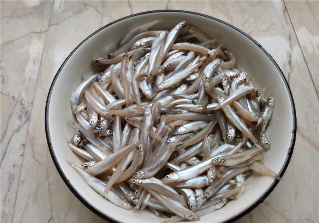 东北|小野生鱼怎样做好吃，东北小鱼酱的做法，酱香味浓，开胃下饭