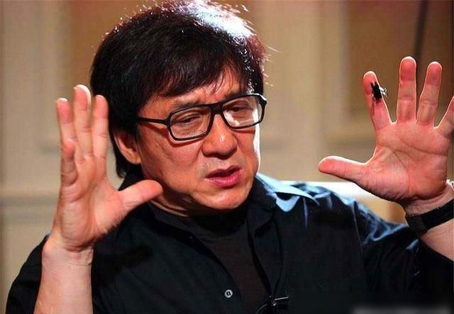  亲密|只有一个人参加了66岁生日，房祖名祝福的方式非常亲密