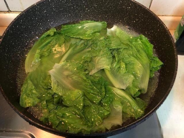 翠绿|生菜这么做翠绿爽脆，苦味减少鲜香加倍，十分钟上桌，一盘不够分