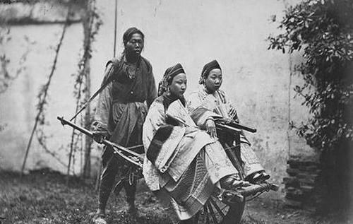  打渔|9张100年前农村的老照片，图3的人打渔后回家，图8是下乡的贵妇人