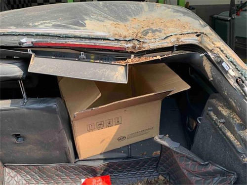  名车主|斯柯达遇到高空抛物，车顶变形后挡风碎裂，物业：我们管不着！