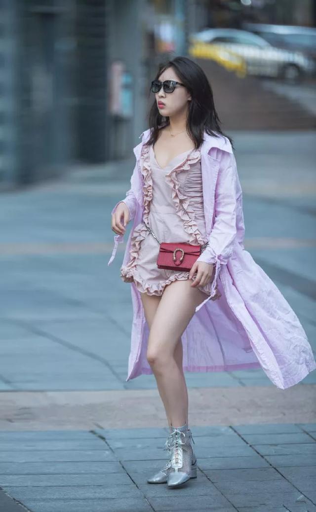 美女|街拍:长发美女身穿时尚的连衣裙,脚踩高跟鞋,十分显气质