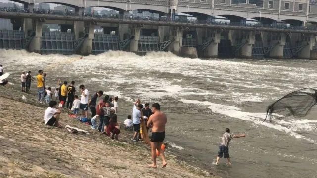  落入|「现场」一少年落入颍河闸湍急的水中！还有这些场景让人担忧