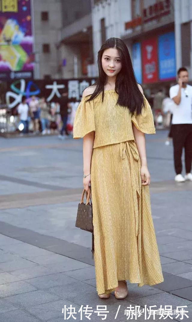 高跟鞋|美女脚上踩着一双高跟鞋,透露出一种高贵的气息,让她更加的迷人