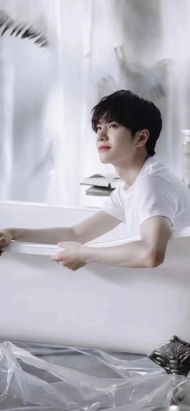  爱豆|每日爱豆 王一博 叫我酷盖 摩托车才是我的老婆