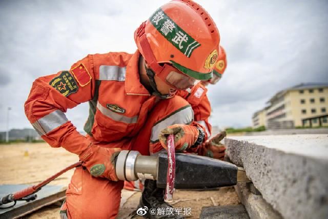 考核|38℃高温身着防化服，一场精彩的考核正在紧张进行中