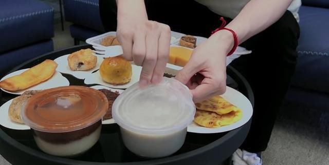 豌豆黄|肖战尝试北京小吃,被豌豆黄惊出表情包,求生欲强都吃光