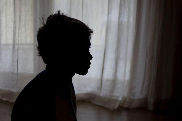 英国|英国10岁男孩遭侵犯两年申诉无果，施暴者未受任何惩处正常上学