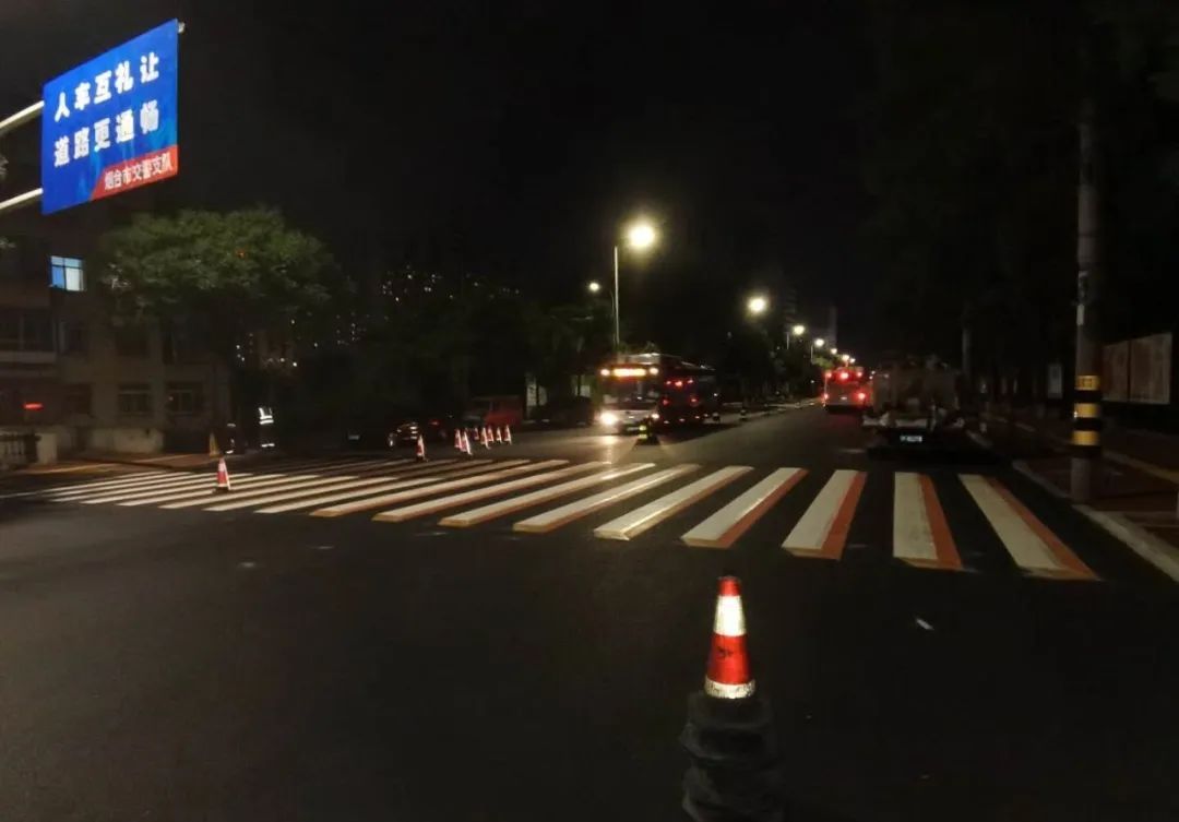 驾驶员|创城进行时丨彩色立体斑马线亮相港城！提醒车辆礼让行人