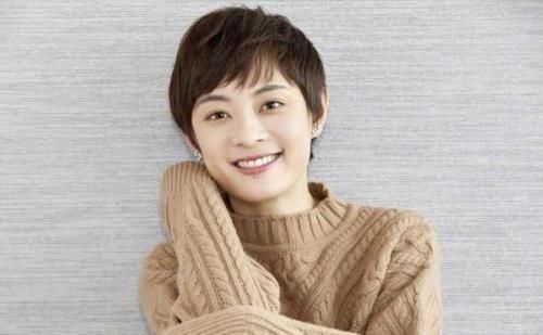 飞天奖|孙俪亮相飞天奖典礼：服装随意像女仆，化妆也遮不住沉重的眼袋