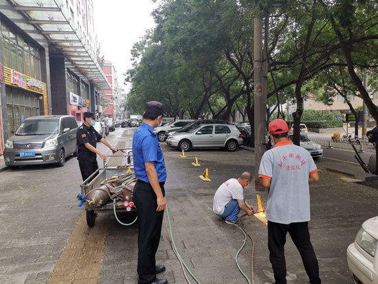 街道|“社区吹哨、科室报到” 朝阳和平街街道拆除私装地锁19个