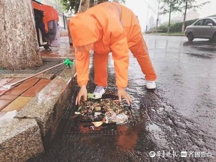 济南1.3万余名环卫工人冒雨奋战清理积水淤泥保畅通