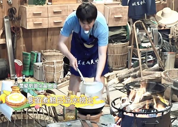  锅煮出来|黄磊捞出煮好的意面时，锅内“黑色残渣”抢镜，这还能吃吗？