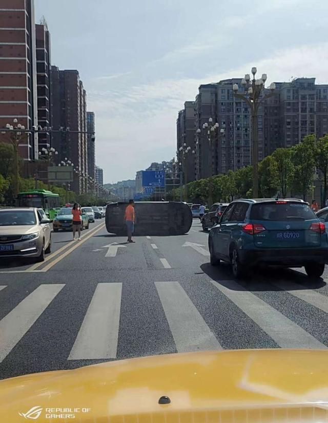  天来|天来豪庭附近发生车祸，一车侧翻冒烟，一车冲上花台撞到洒水车