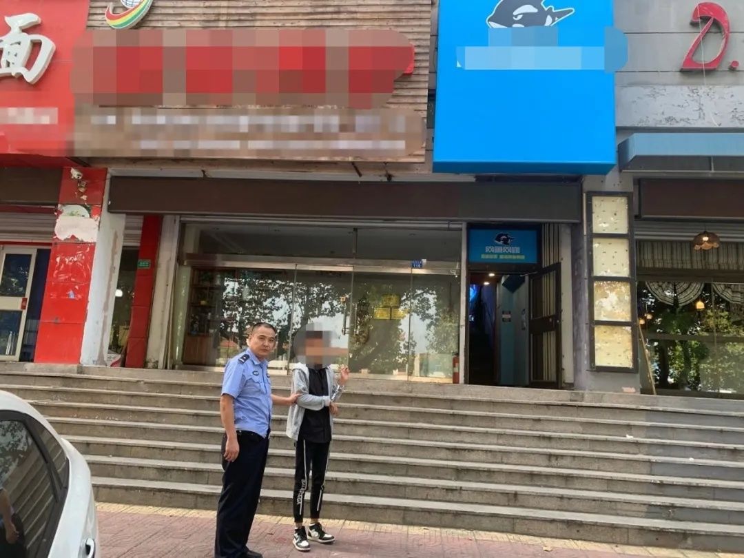 深夜|深夜网吧偷手机,却不知监控拍下了一切