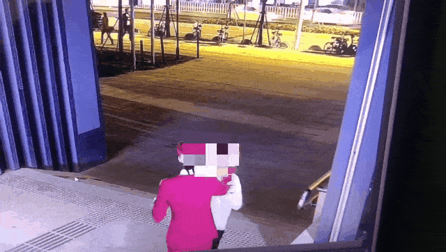  化解|不敢在家哭！年轻妈妈连续加班地铁站泪崩，却被陌生人的拥抱化解