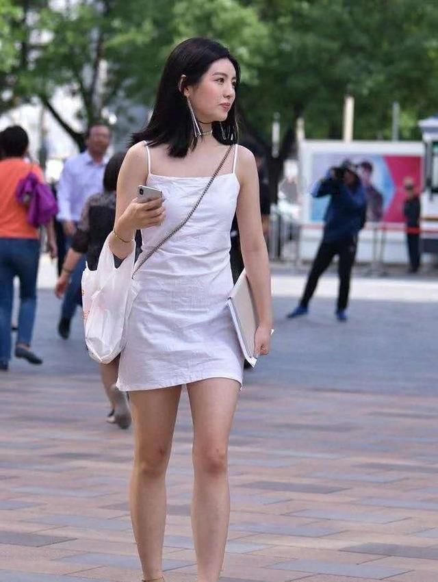迷人|街拍出水芙蓉的小姐姐,一条白色的一字肩连衣裙,女神性感迷人
