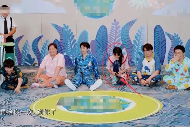  节目播出|郑爽录制综艺节目“开小差”，旁边嘉宾示意多次，不为所动场面尴尬！