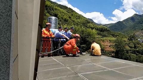  扑倒|这波操作很帅！遂昌一男孩扬言跳楼，关键时刻消防员飞身扑倒！