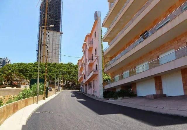  房爆|闪瞎眼：宽度不到1米的纸片房爆红全网！网友：真的能住人？