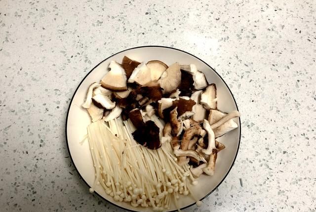 太贵|麻辣烫太贵吃不起，教你正确做法，10元做1锅，夫妻俩人吃到撑