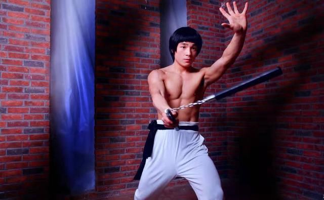  李小龙|现代李小龙炮轰成龙：亲生女儿你不管，和房祖名十年没吃过一顿饭