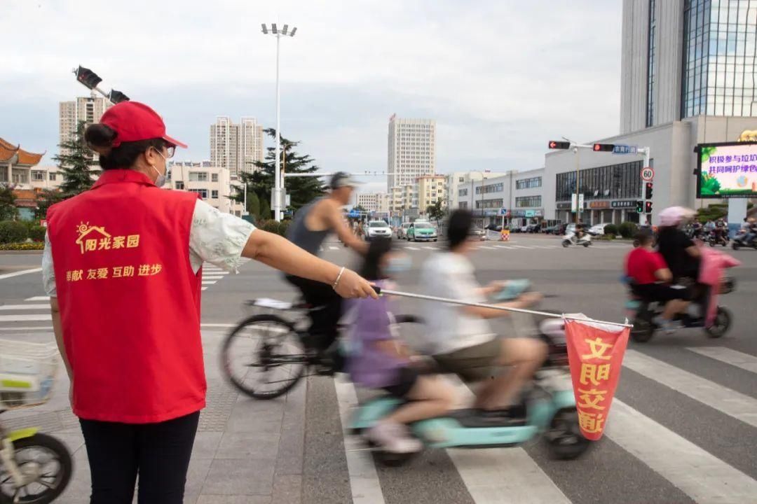遵守交通|创城在行动 | 乳山文明交通志愿者，你们坚守岗位的样子好美！