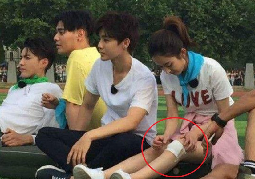 高温|赵丽颖高温拍摄宣传片,后背出汗后,下意识的动作太圈粉