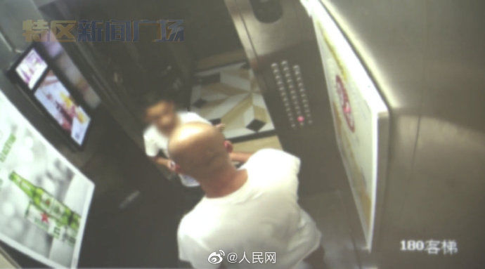  男童|厦门警方通报12岁男童电梯内被殴打