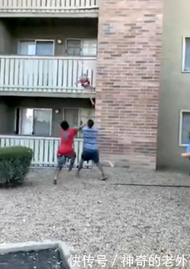 孩子|美国公寓起火 母亲情急之下阳台抛子 邻居勇敢接住