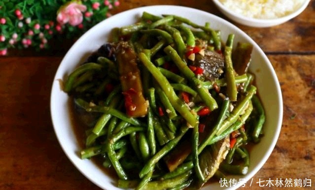 烧茄子|老家常见下饭菜,长豆角烧茄子,软烂鲜香,又得多吃两碗饭
